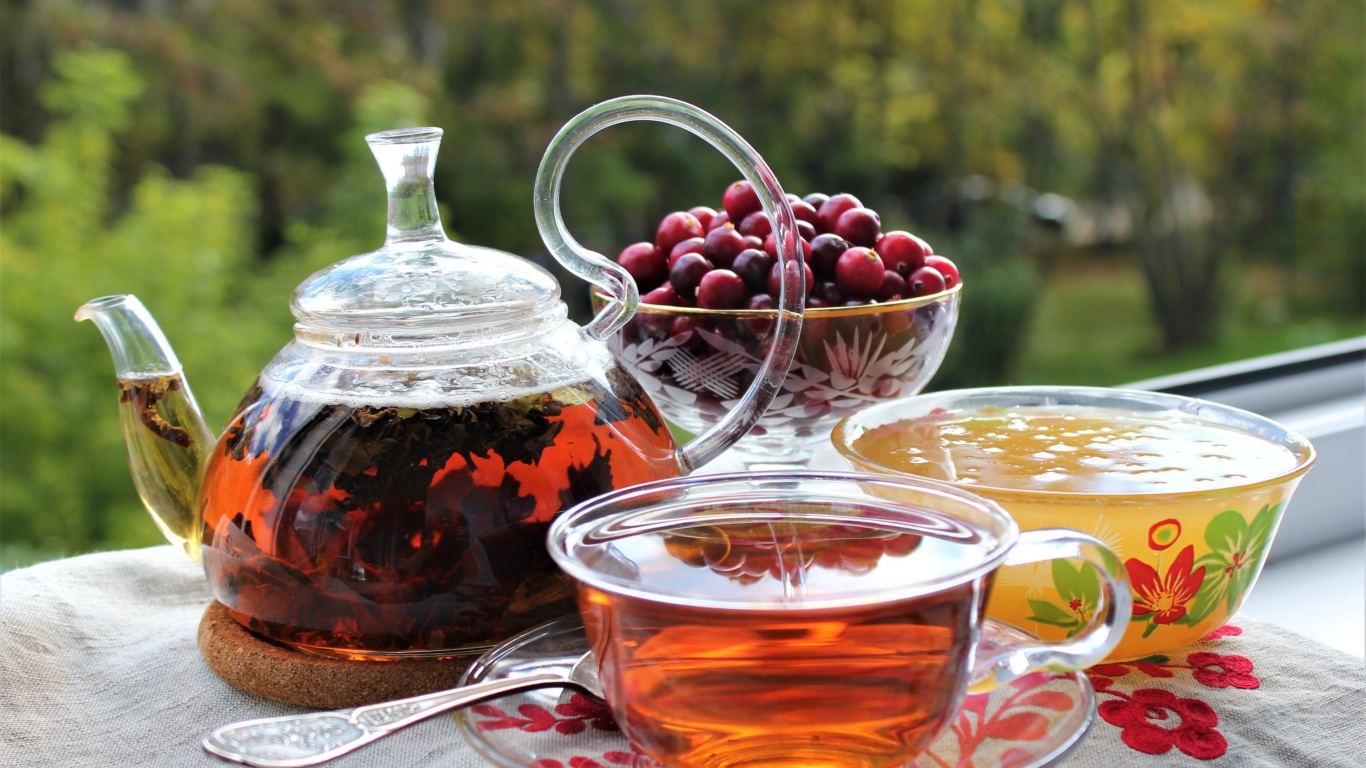 Чай на столе с медом и ягодами 