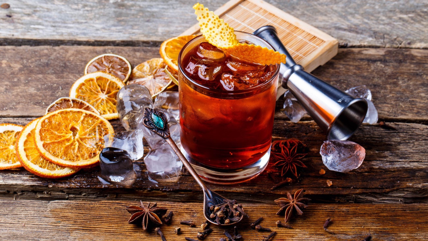 Чай со льдом и кусочками сушеного апельсина и бадьяном