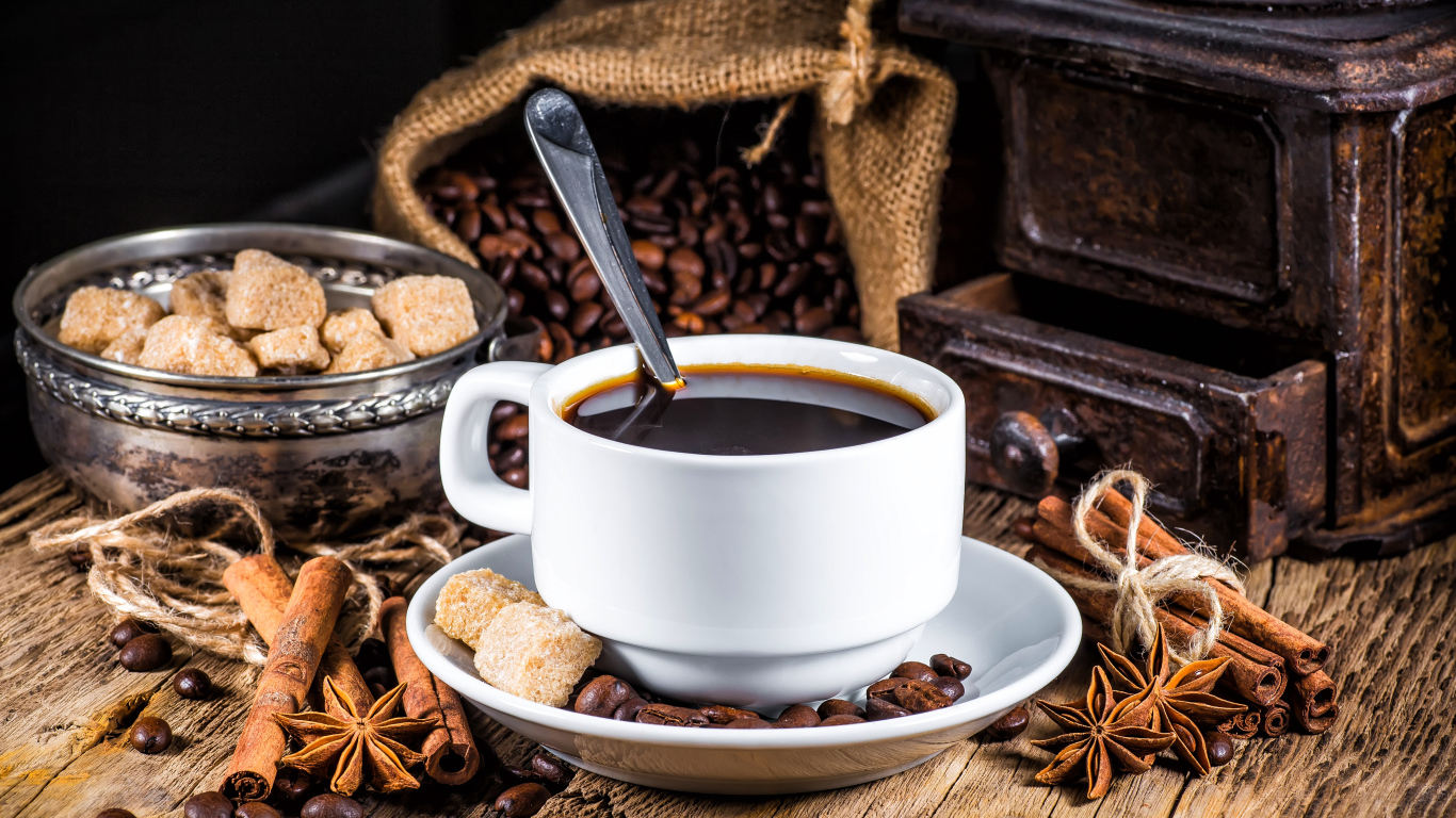 Белая чашка кофе на столе с сахаром, корицей и бадьяном 