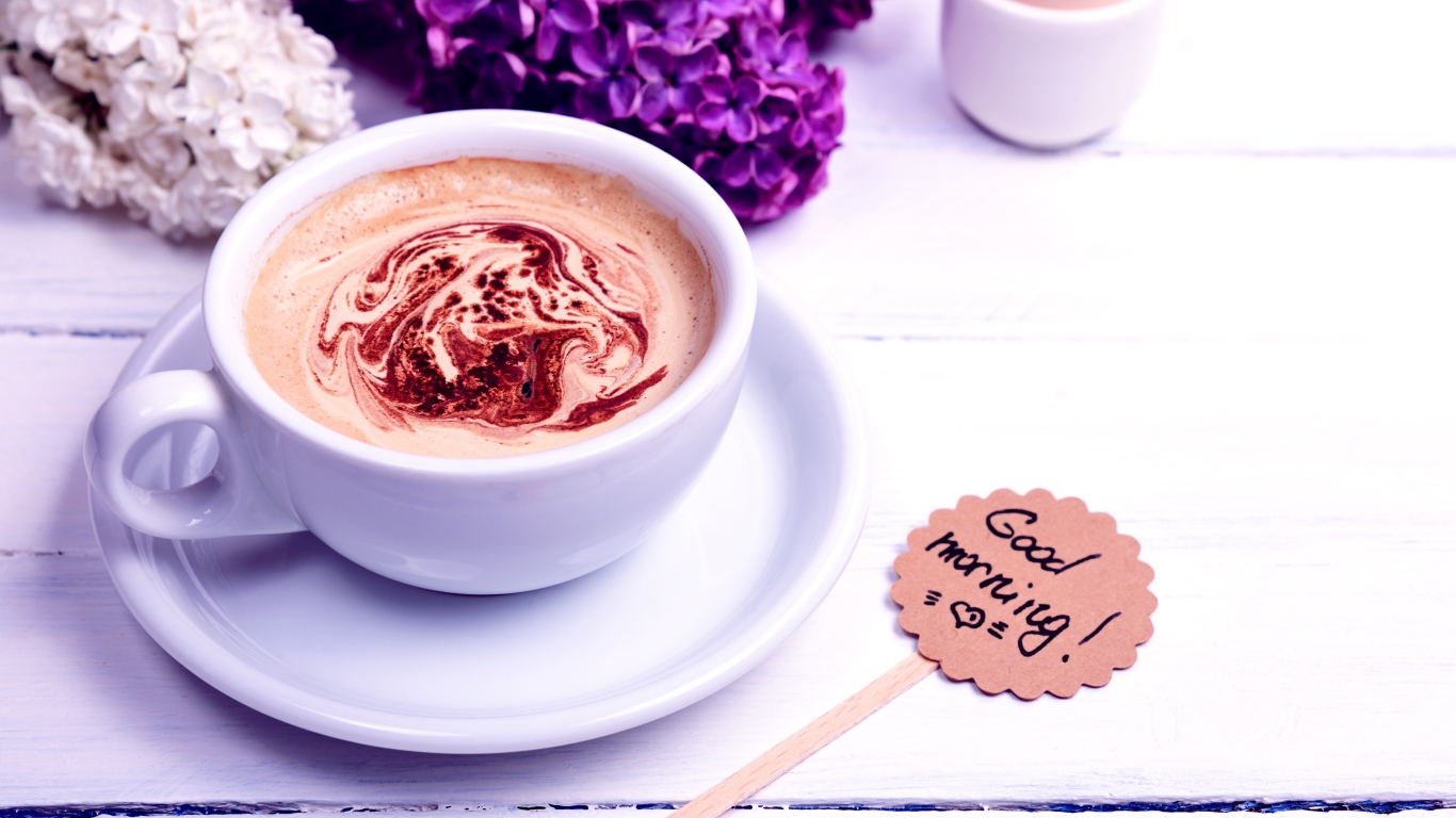 Белая чашка кофе с цветами сирени и яйцом на завтрак