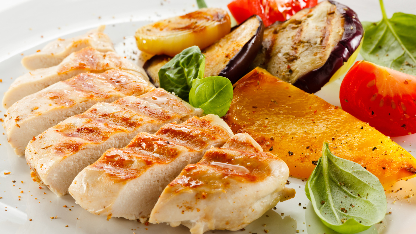 Аппетитная жареная куриная грудка с овощами