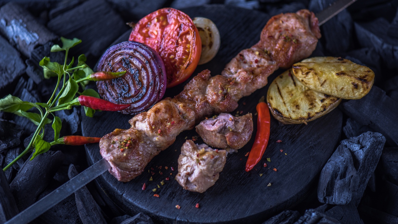 Аппетитных шашлык на углях с овощами 