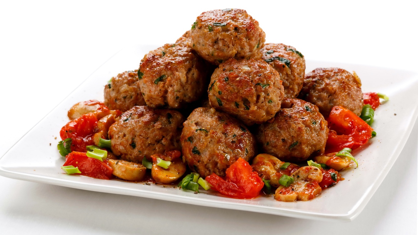 Котлеты с овощами на белой тарелке 