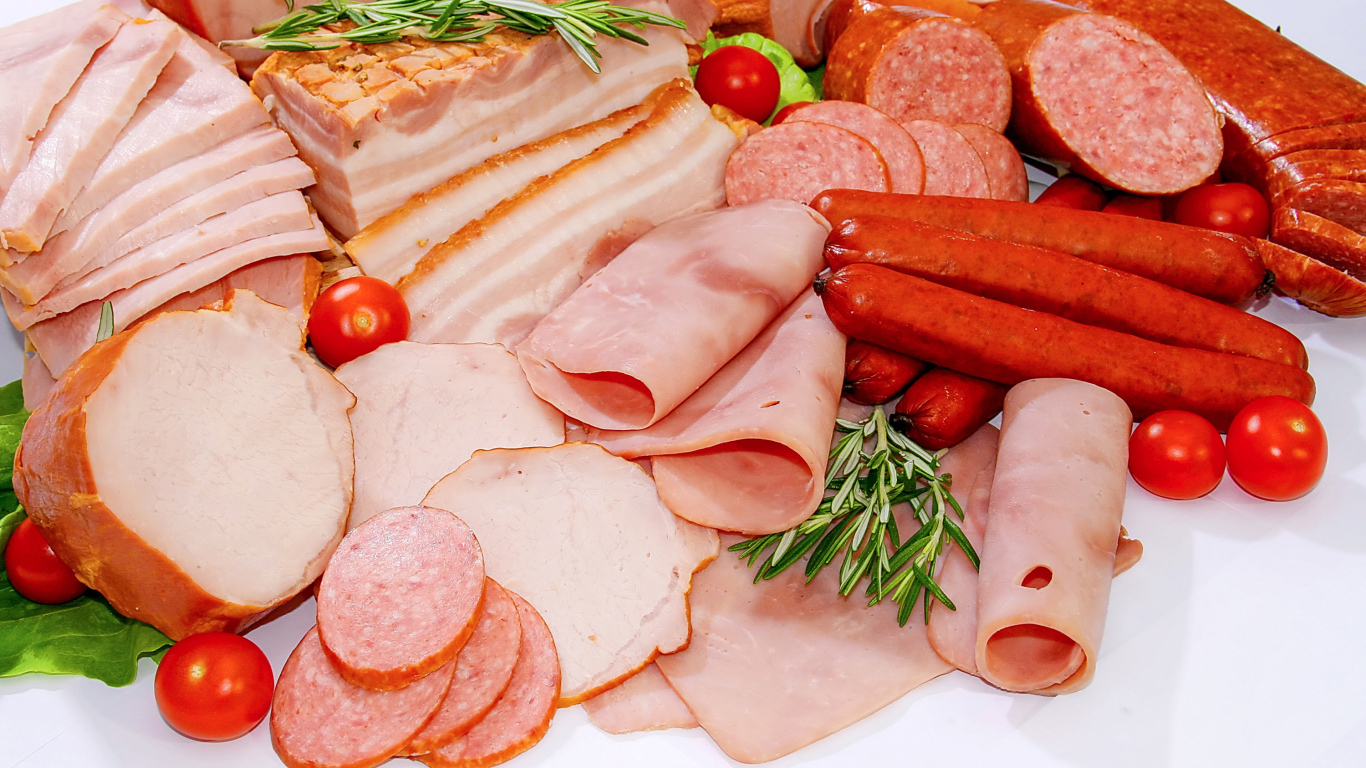 Вкусная свежая мясная нарезка на белом фоне