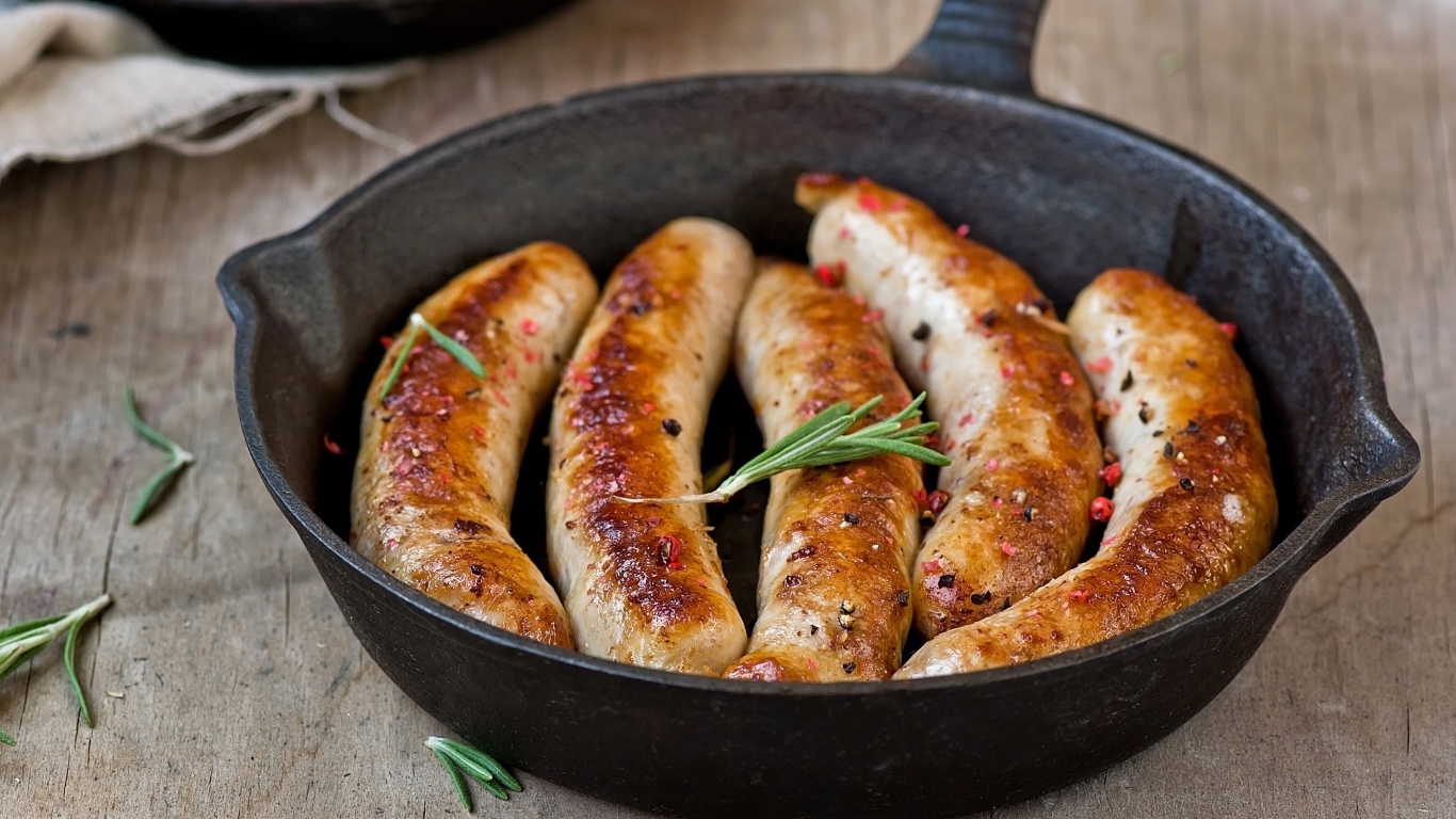 Жареные домашние колбаски на сковороде