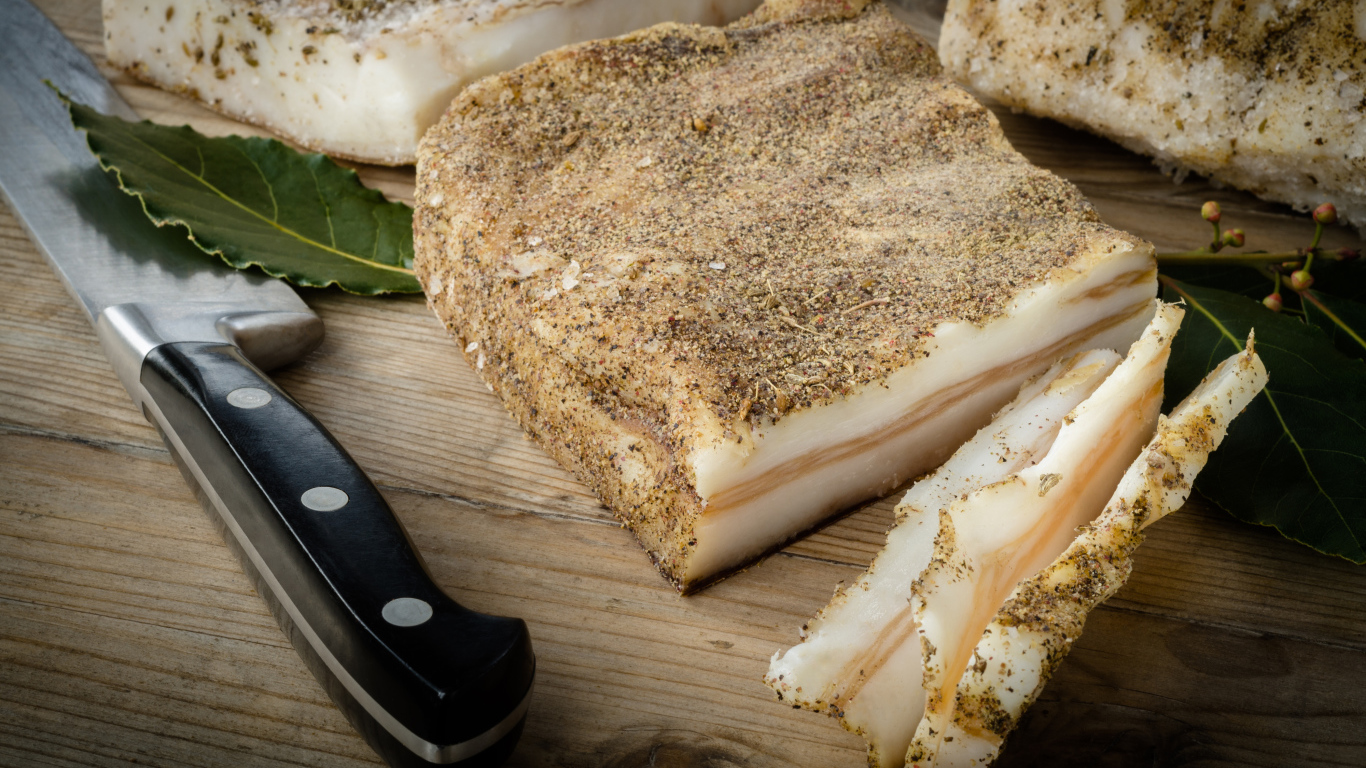 Сало с перцем и ножом на столе