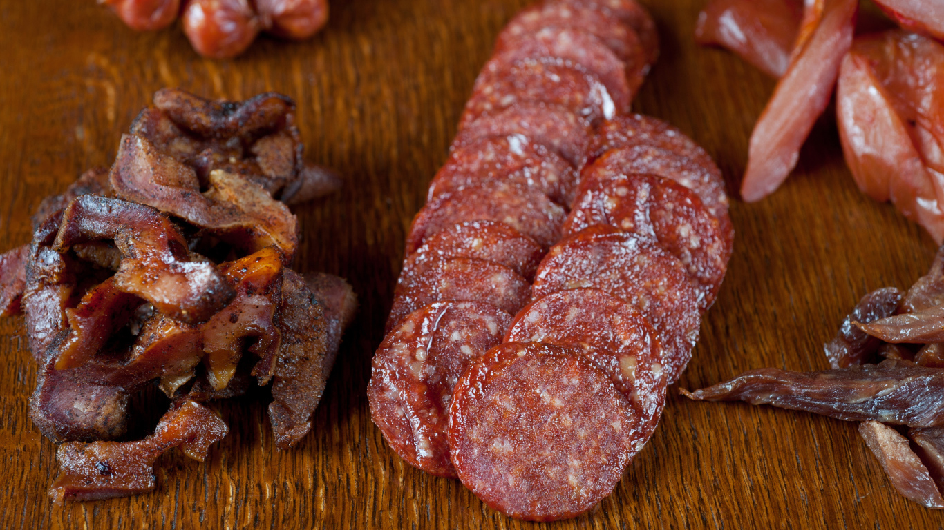 Колбаса и мясная нарезка на столе