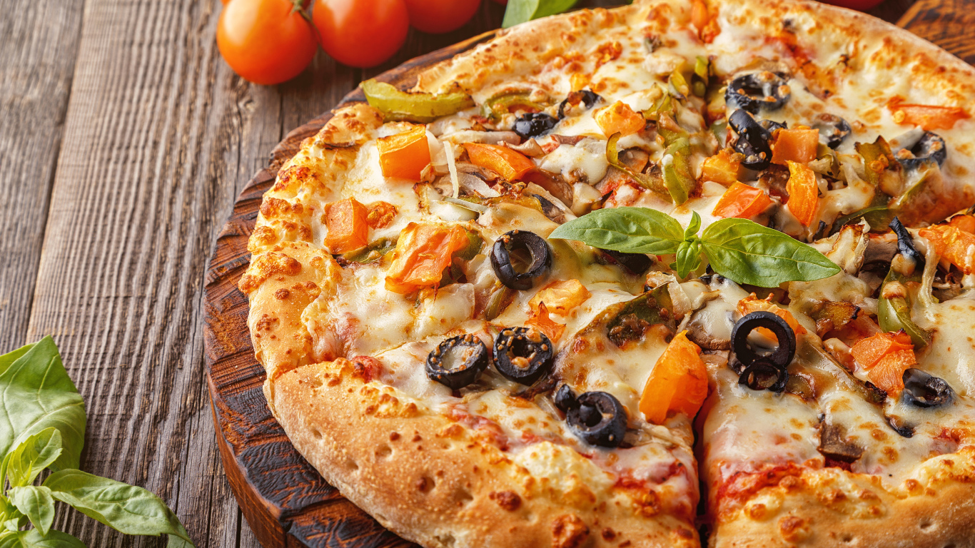 Аппетитная пицца с оливками на столе