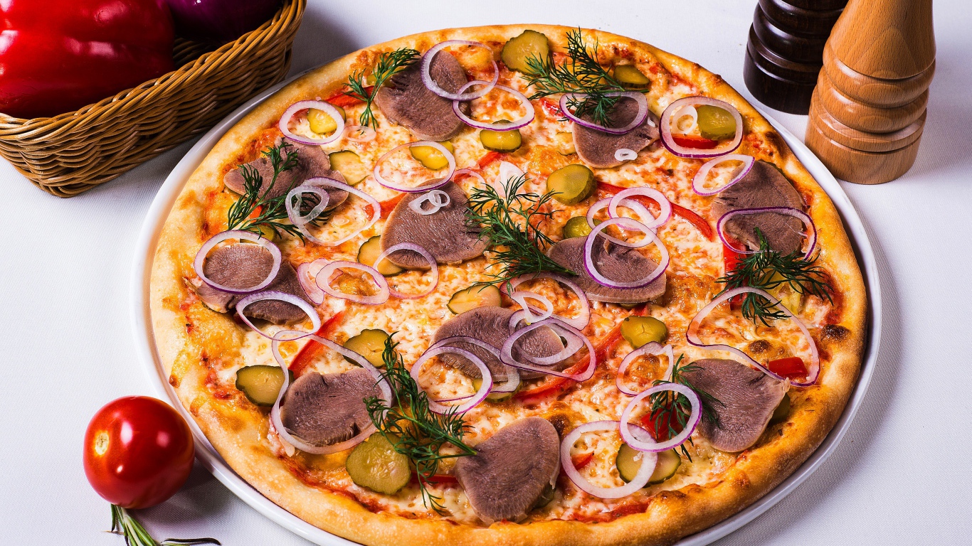 Вкусная пицца с солеными огурцами, языком и луком на столе с овощами
