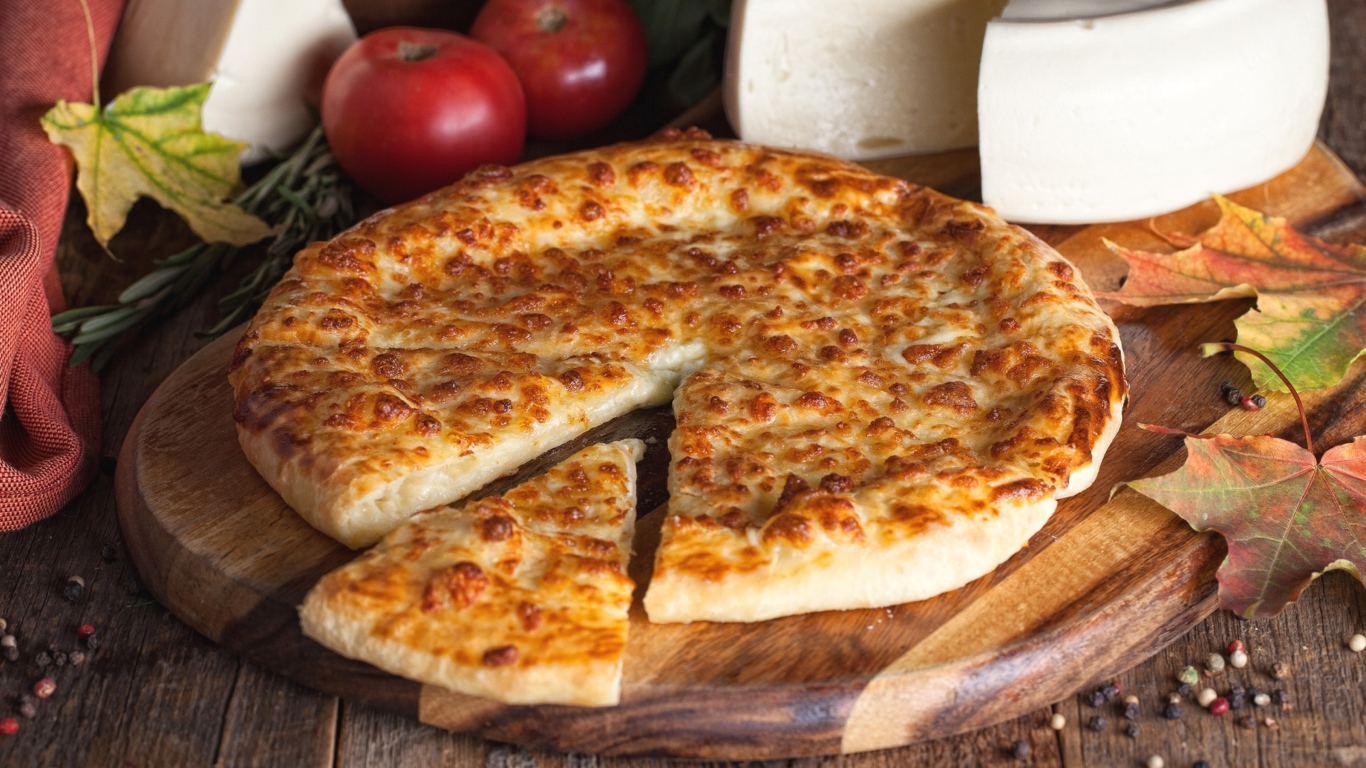 Пицца с сыром на разделочной доске