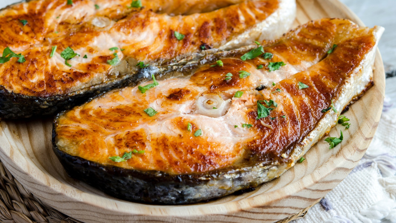 Аппетитные куски жареной рыбы на столе 