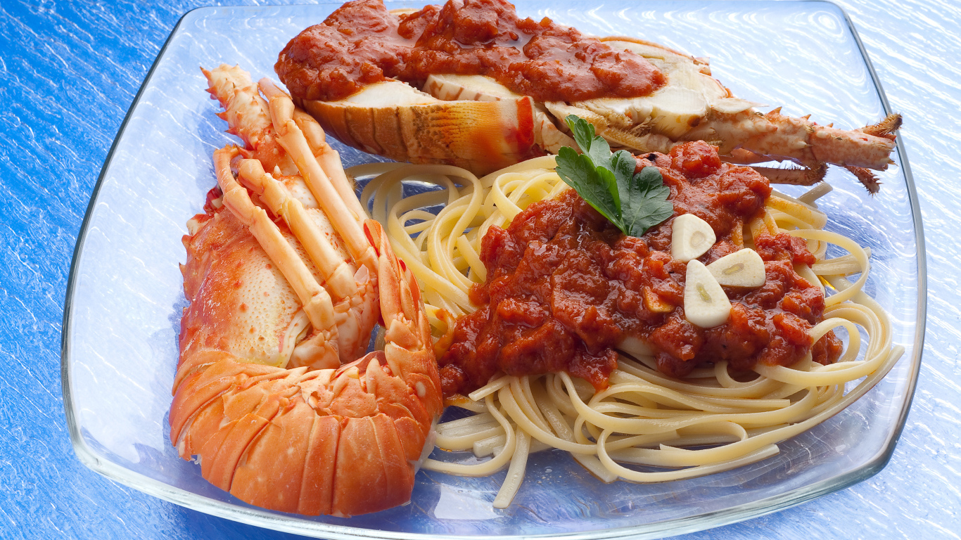 Омар на тарелке со спагетти с соусом