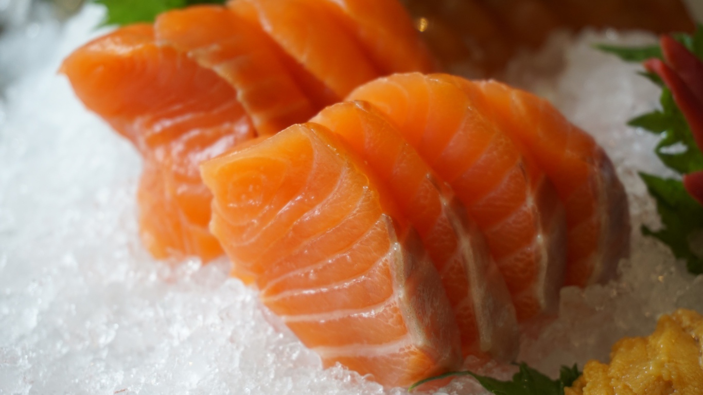 Кусочки красной рыбы лежат на льду