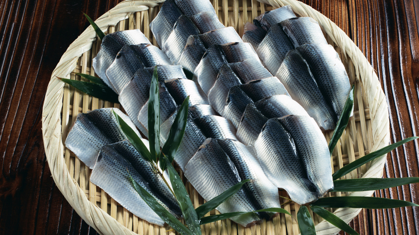 Филе соленой рыбы на бамбуковой тарелке 