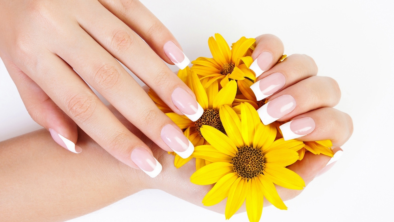 Красивые женские руки с маникюром с желтыми цветами 