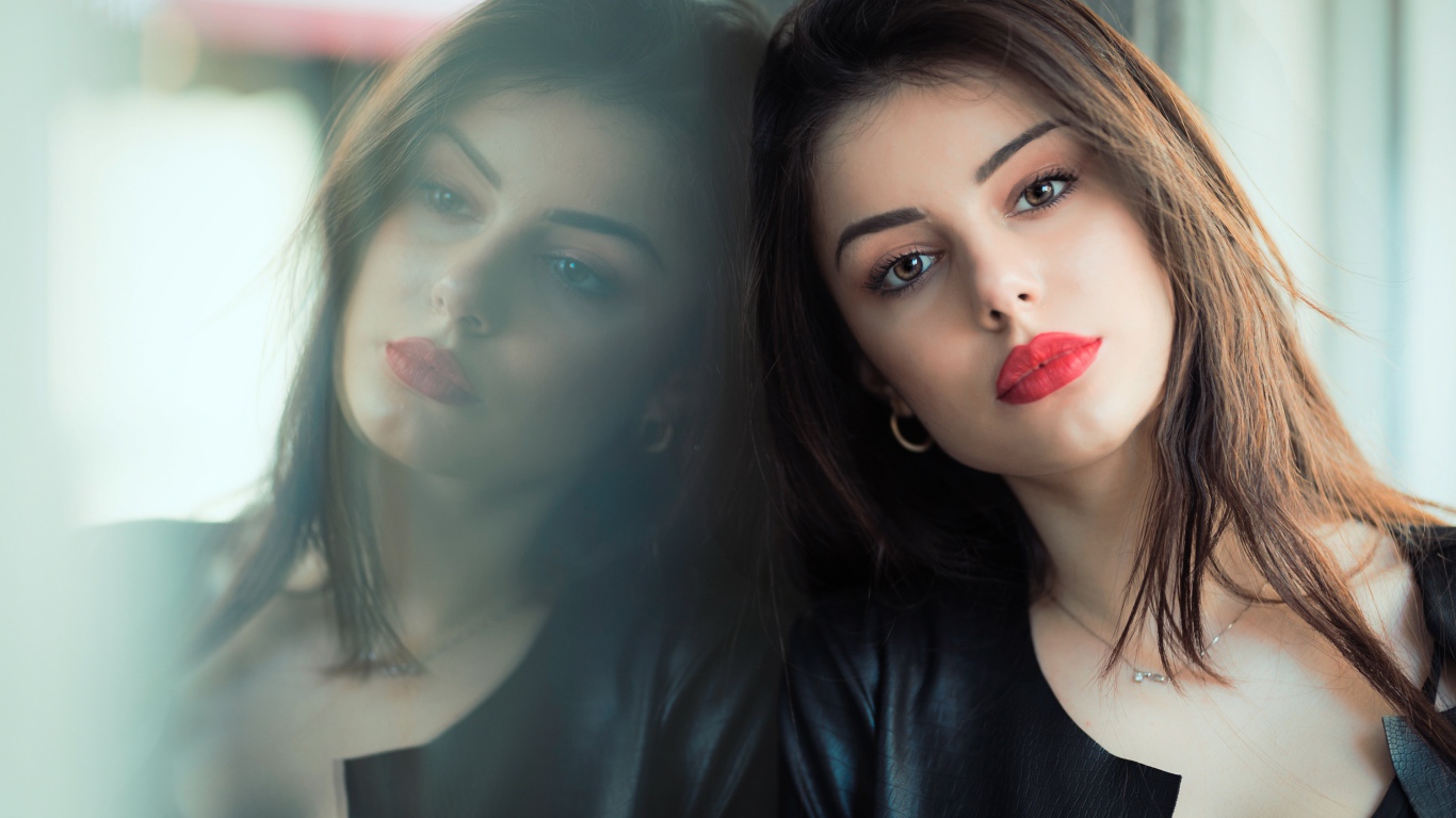 Нежная шатенка с яркими красными глазами