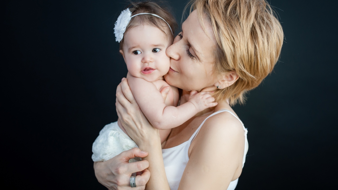 Девушка с маленькой девочкой на руках