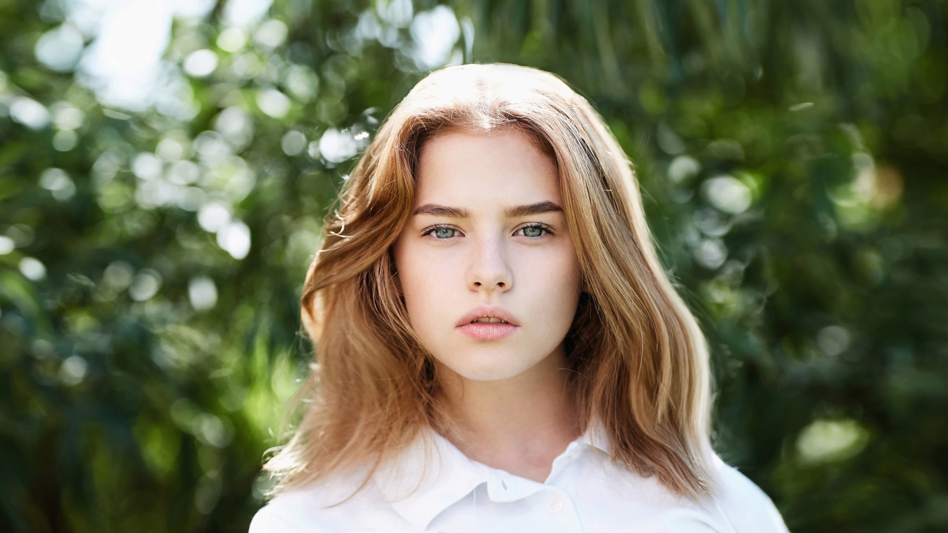 Нежная молодая девушка в белой рубашке