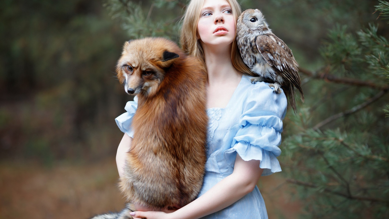 Молодая девушка с лисой и совой 