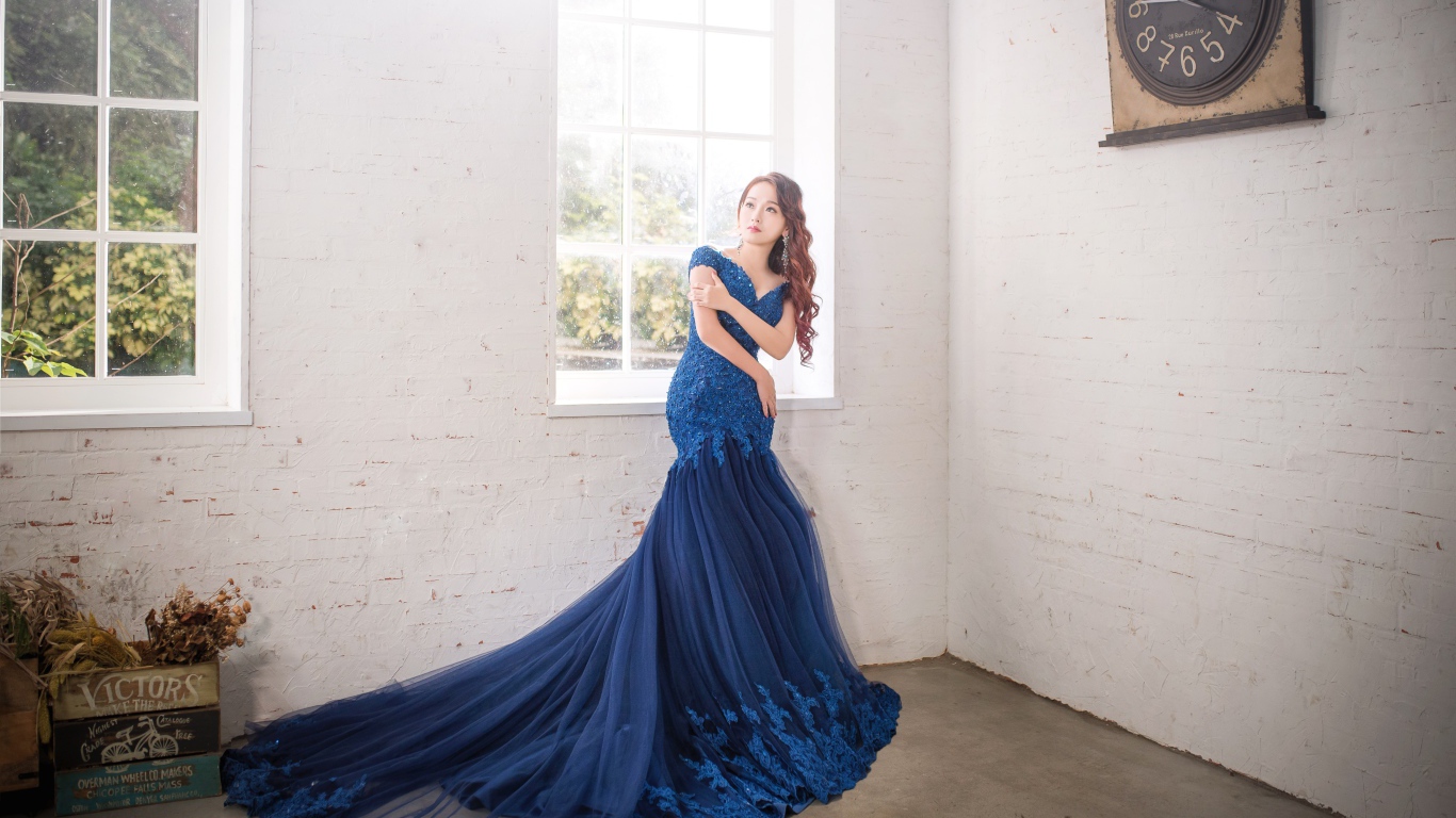 Девушка азиатка в красивом синем платье