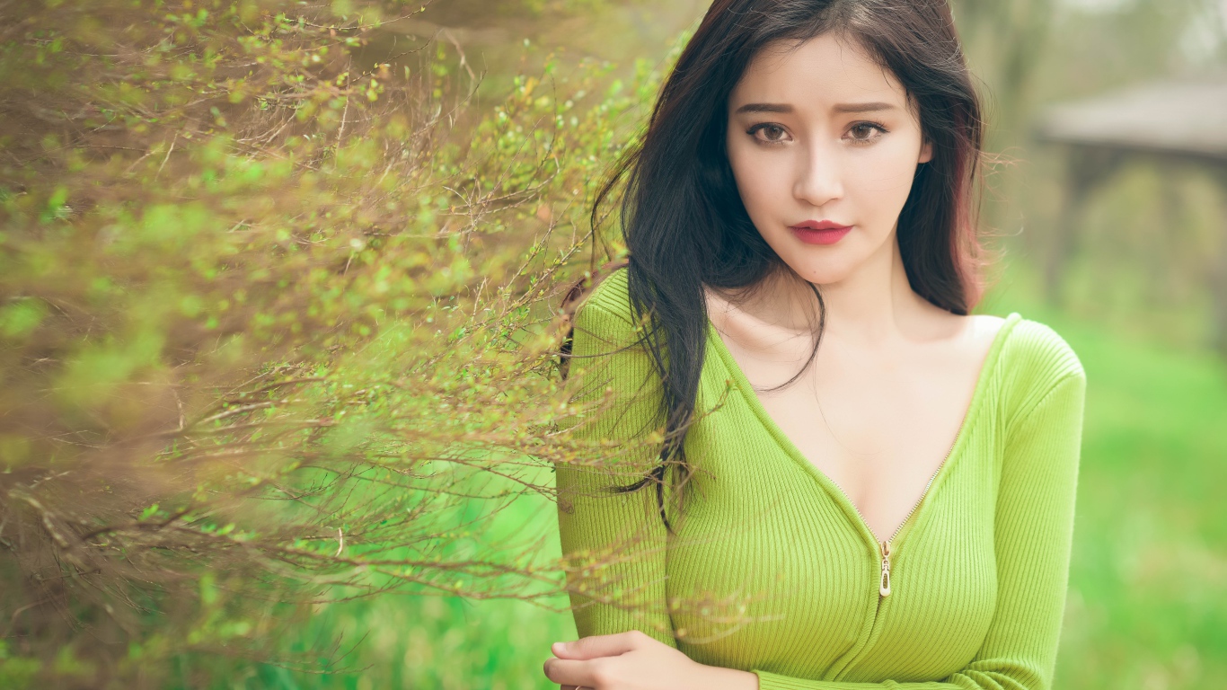 Девушка азиатка в зеленой кофте 