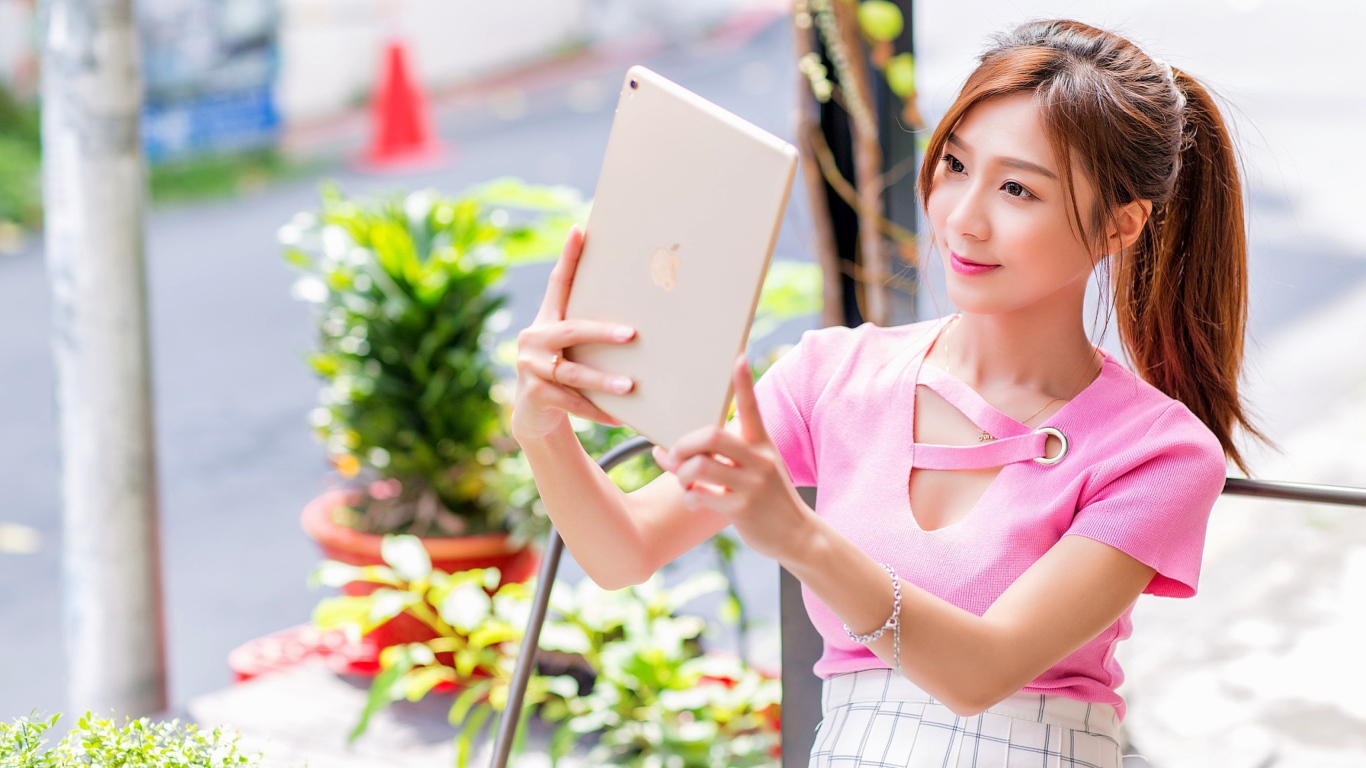 Красивая девушка азиатка делает селфи