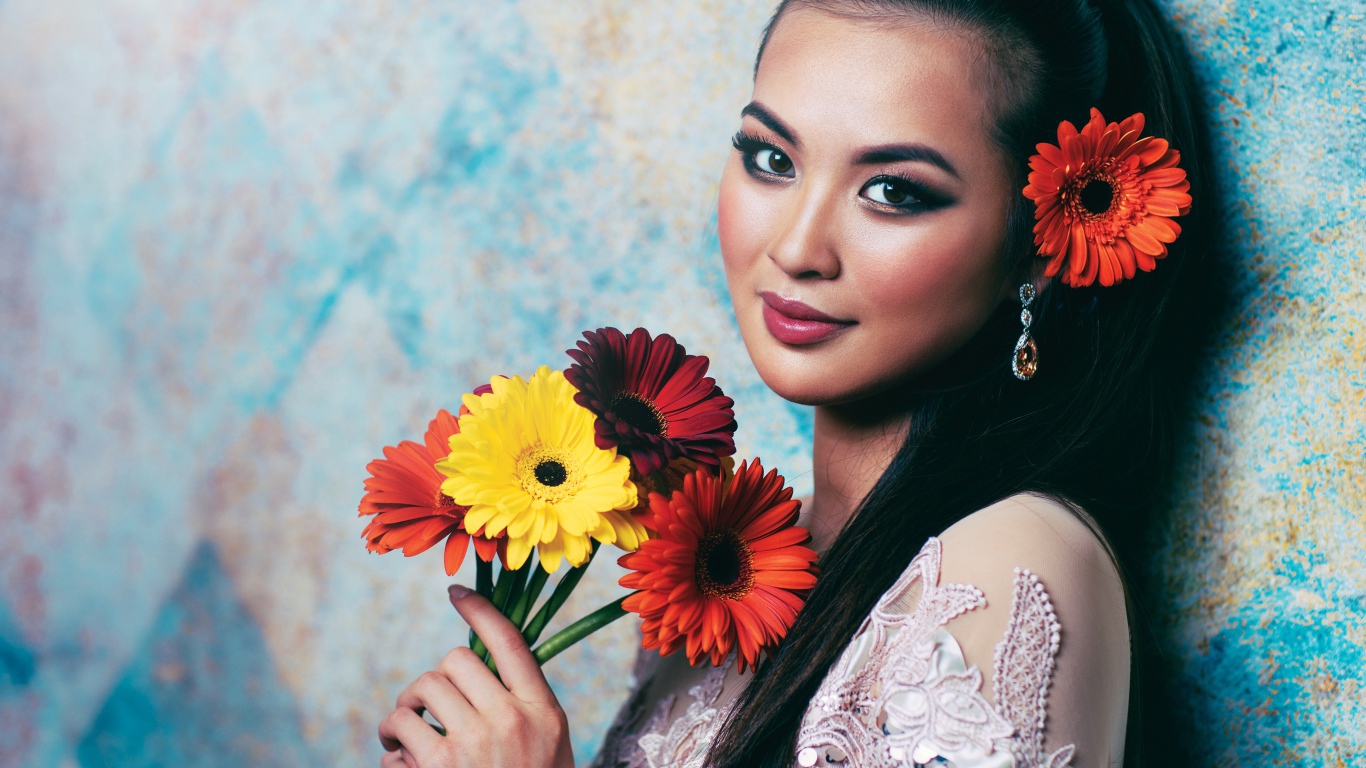 Красивая девушка азиатка с букетом гербер в руках