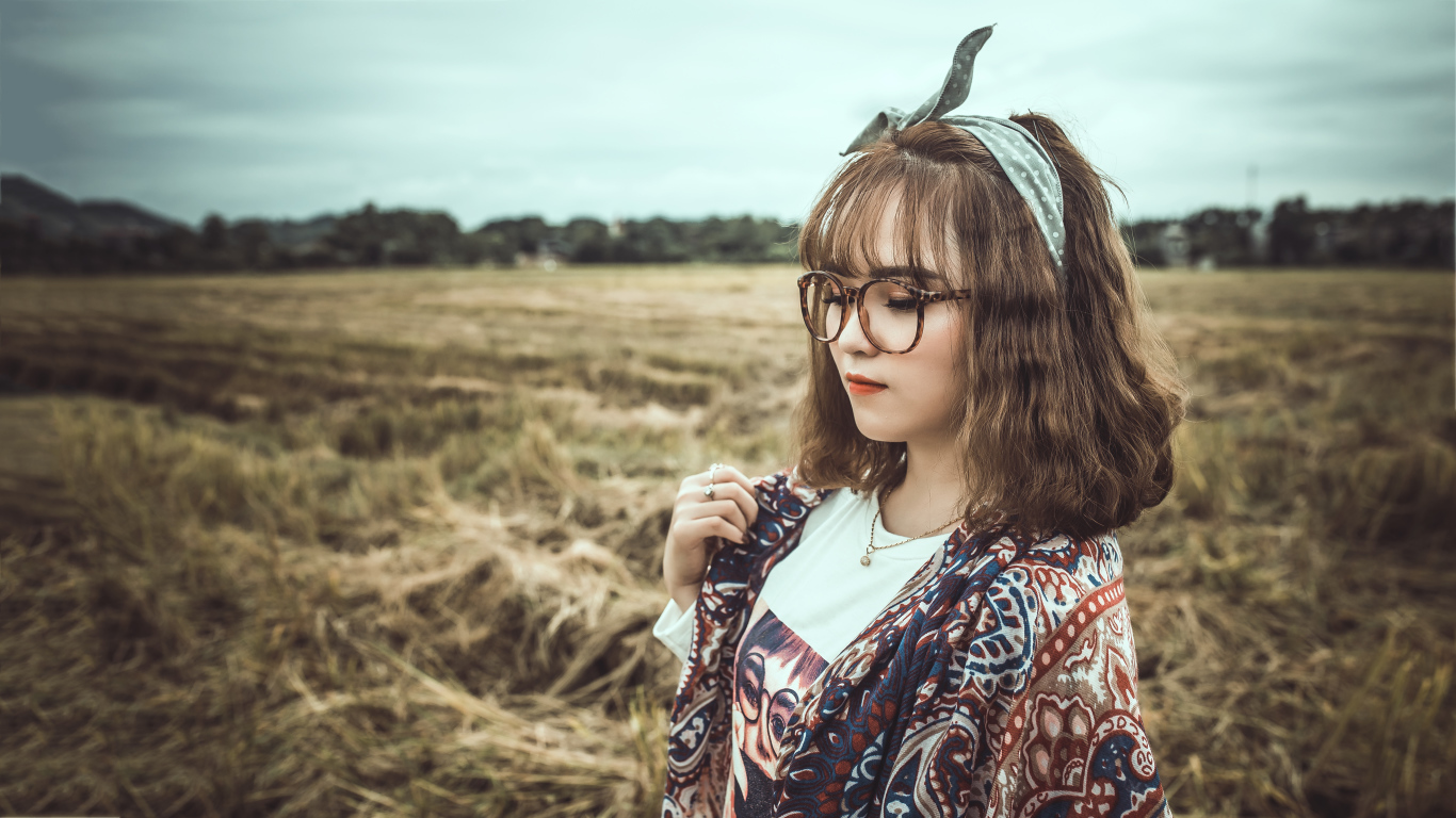 Красивая девушка азиатка в очках 