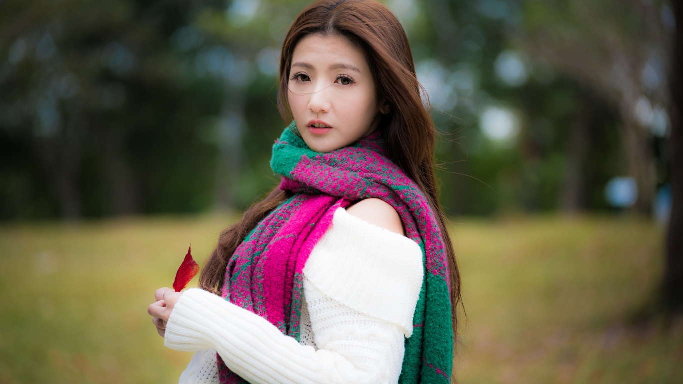 Красивая азиатка с шарфом на шее