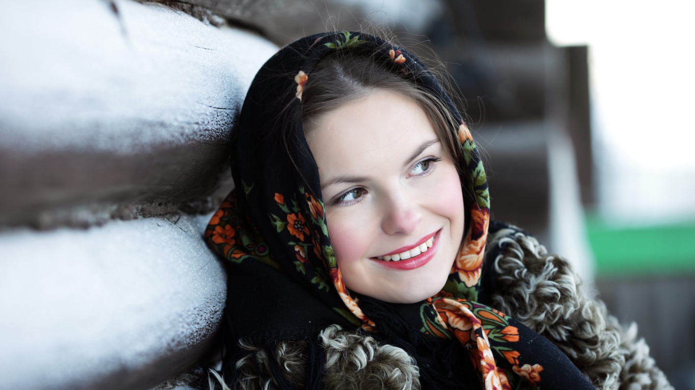 Красивая русская девушка в платке зимой