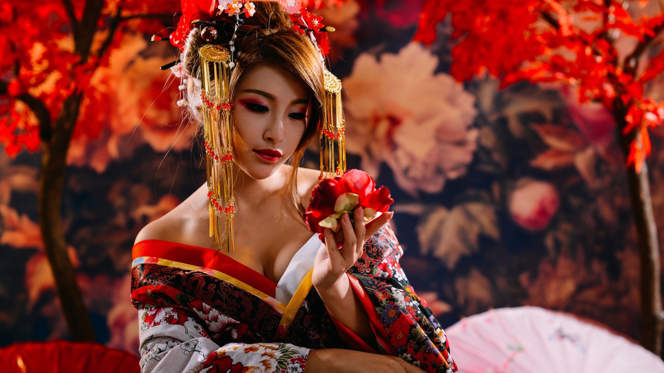 Красивая девушка азиатка в кимоно с цветком в руке