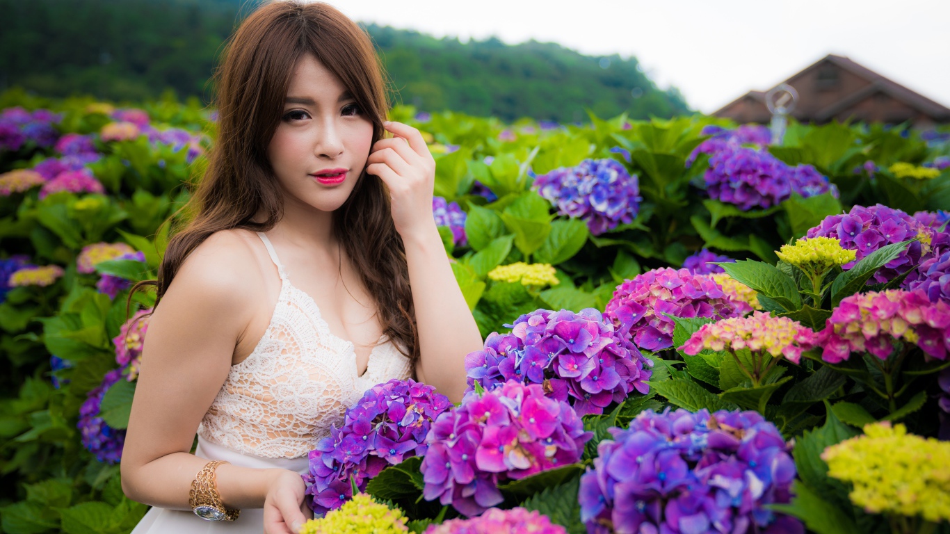 Красивая девушка азиатка с цветами гортензии  