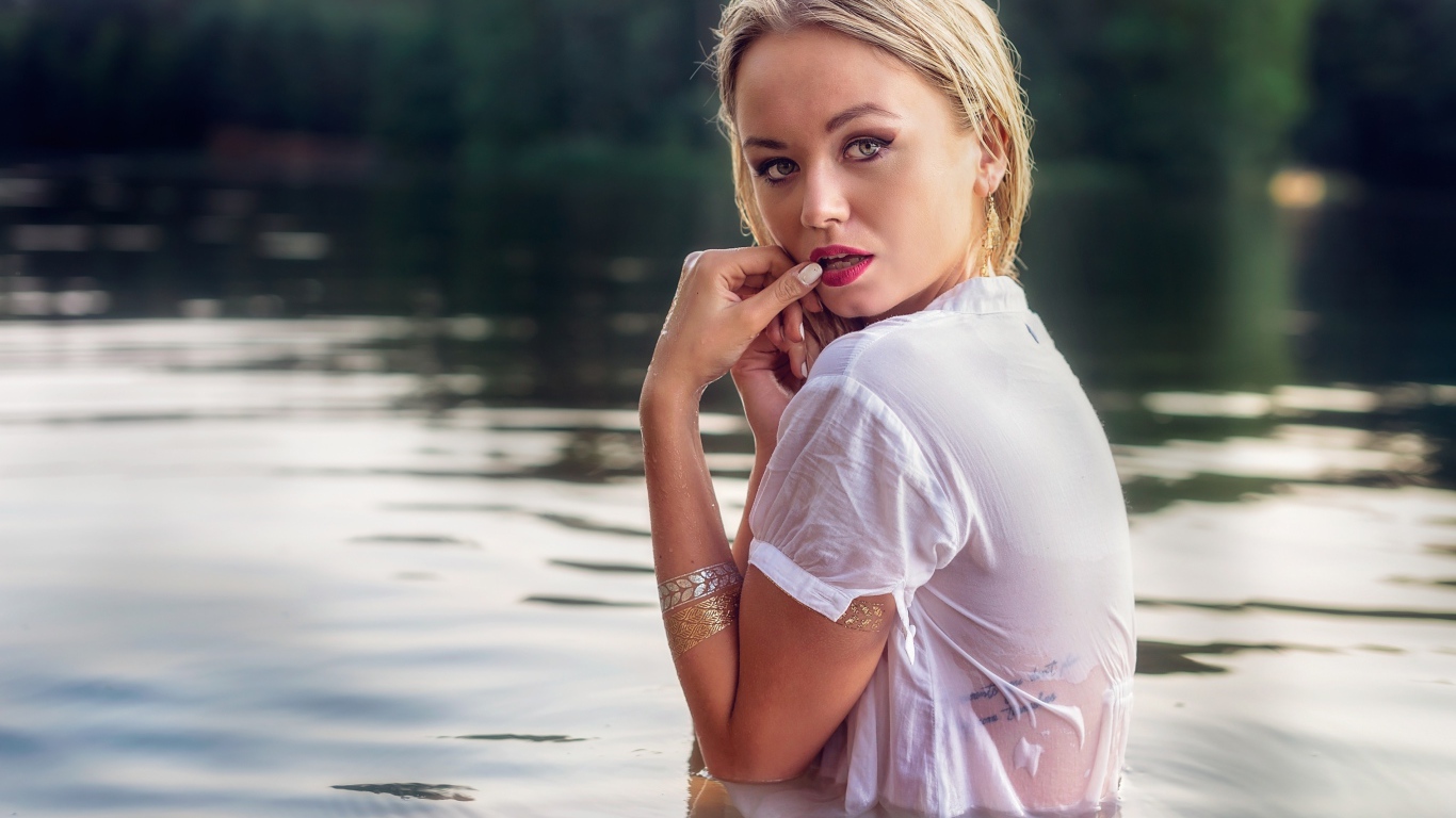 Красивая девушка блондинка в воде