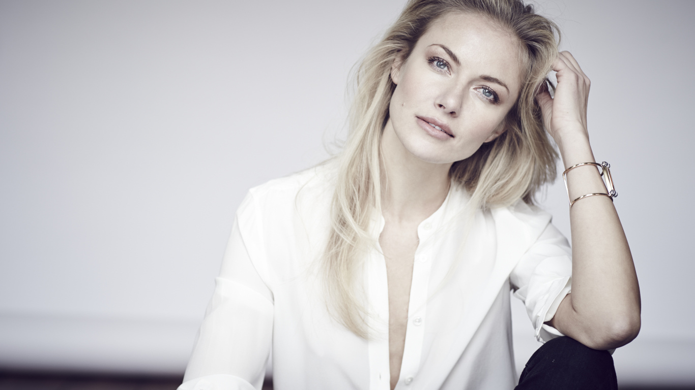 Красивая голубоглазая девушка блондинка в белой рубашке