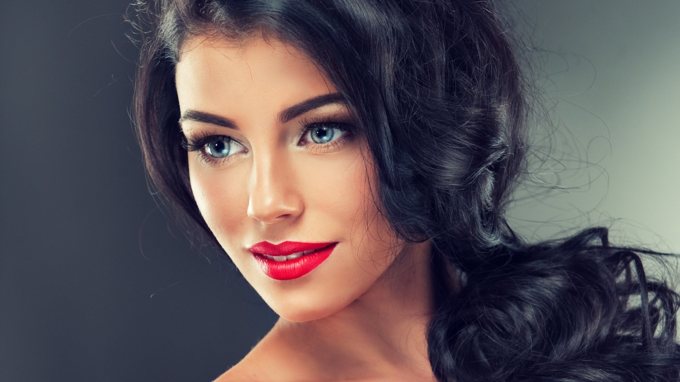 Красивая голубоглазая девушка с длинными черными волосами
