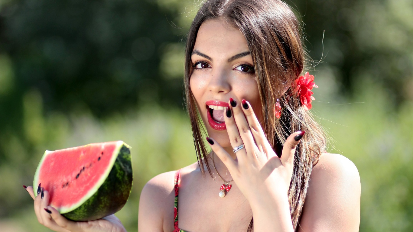 Красивая яркая девушка с арбузом в руке