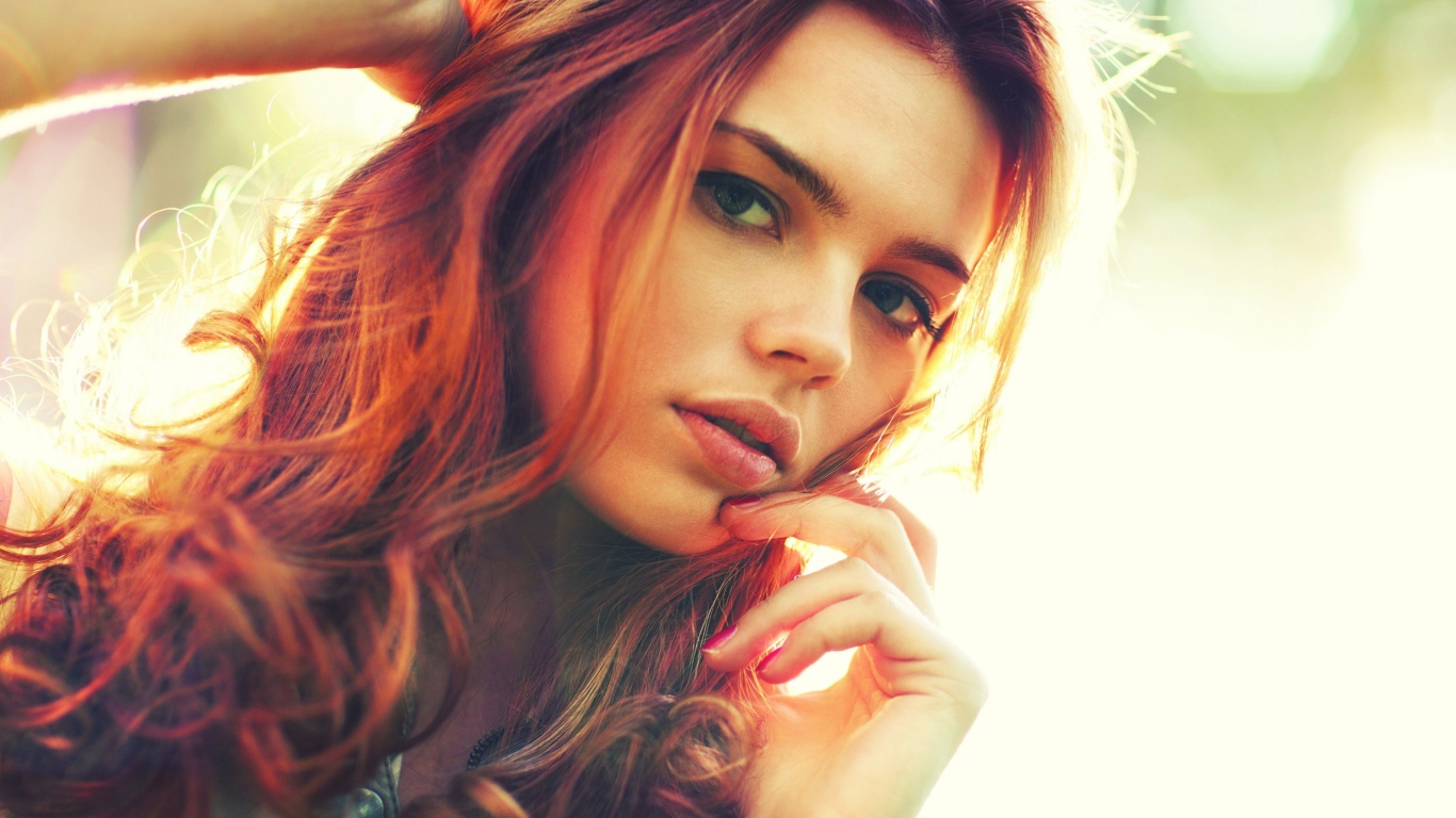 Красивая яркая рыжеволосая девушка с зелеными глазами