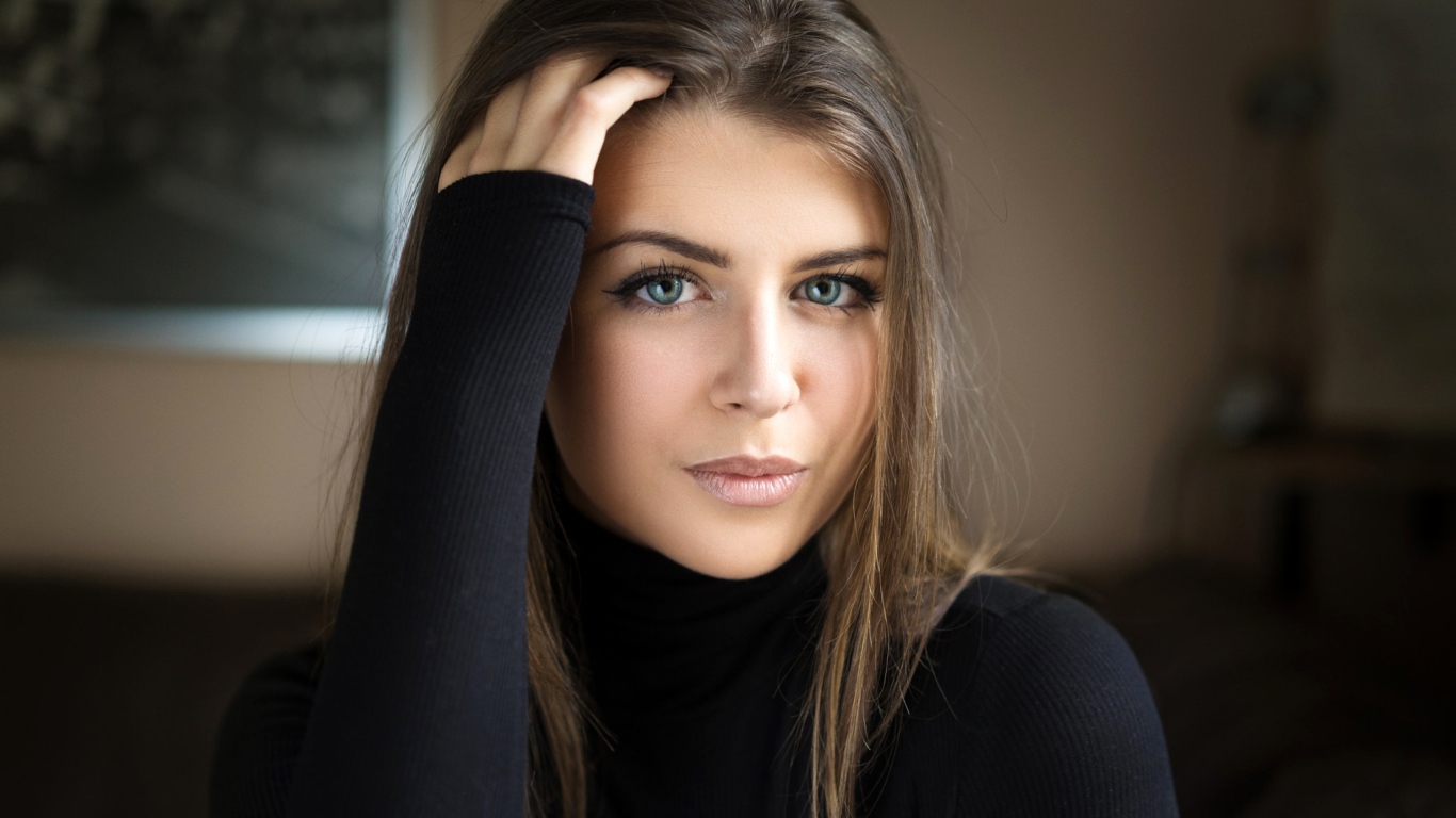 Красивая шатенка в черном свитере 