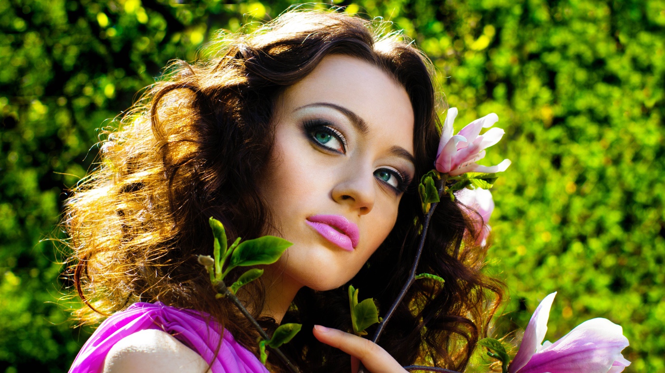 Красивая шатенка с цветами магнолии