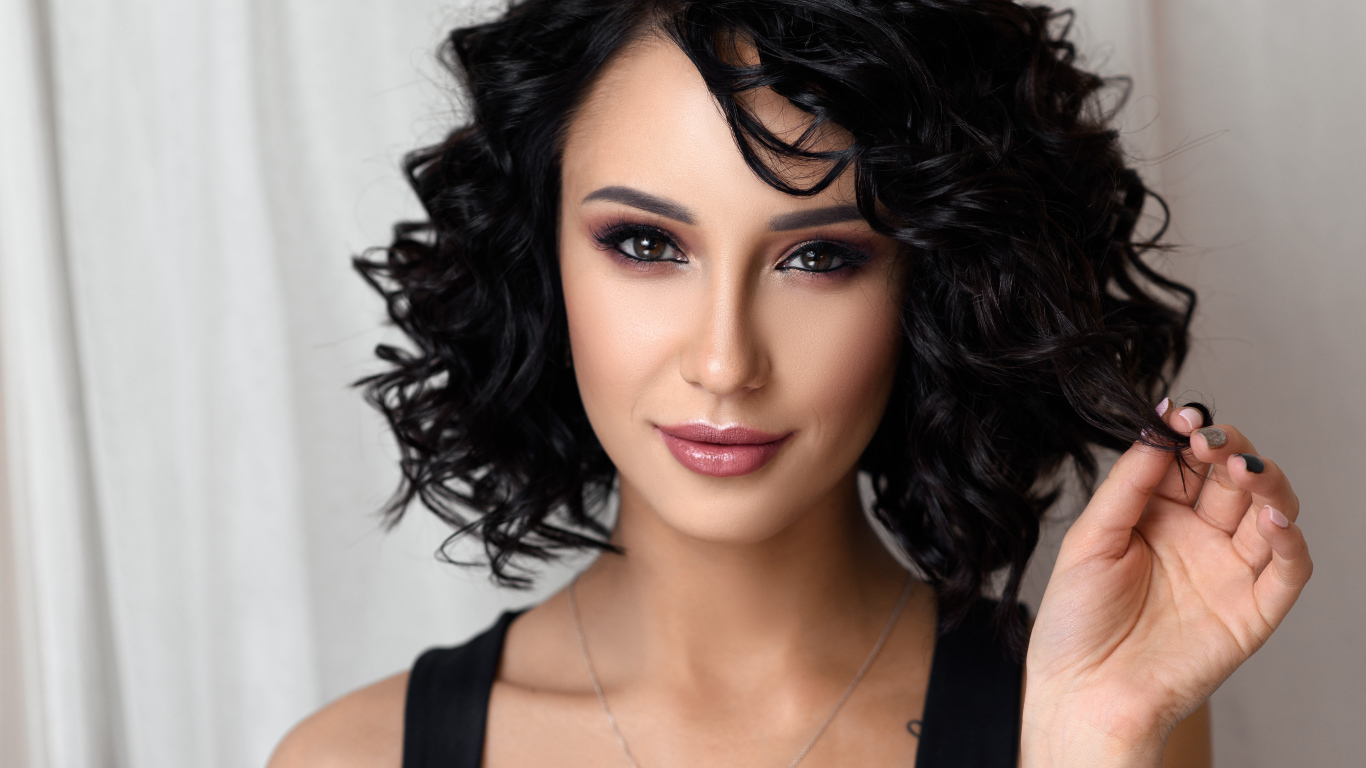 Красивая брюнетка с макияжем
