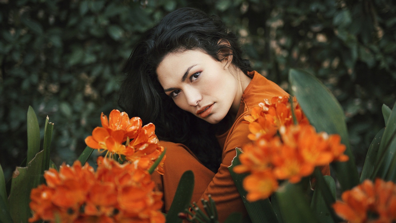 Красивая брюнетка с оранжевыми цветами