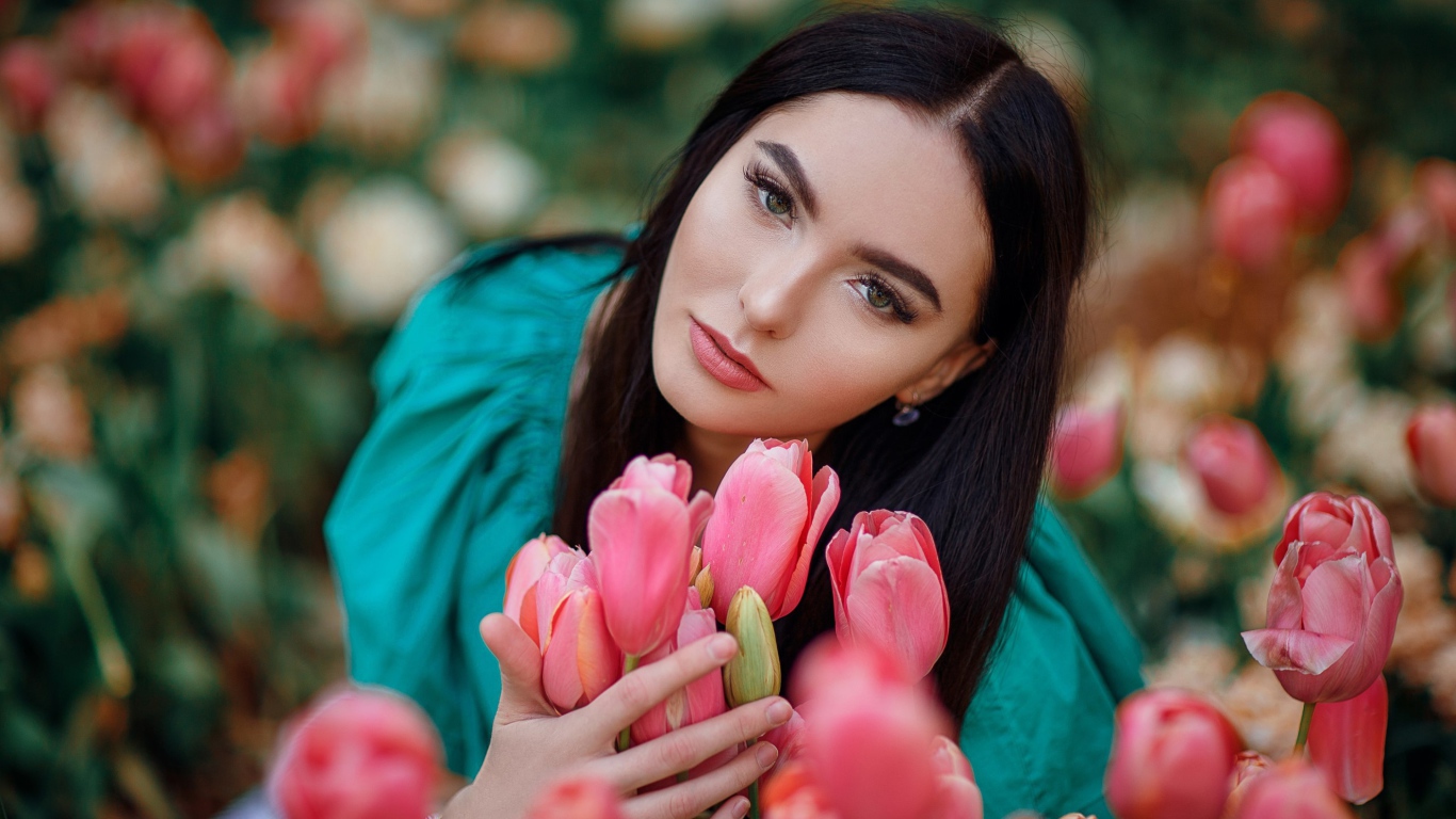 Красивая брюнетка с розовыми тюльпанами 
