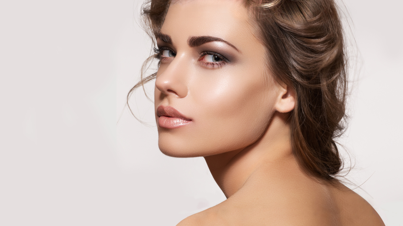 Красивая нежная шатенка фото на сером фоне 