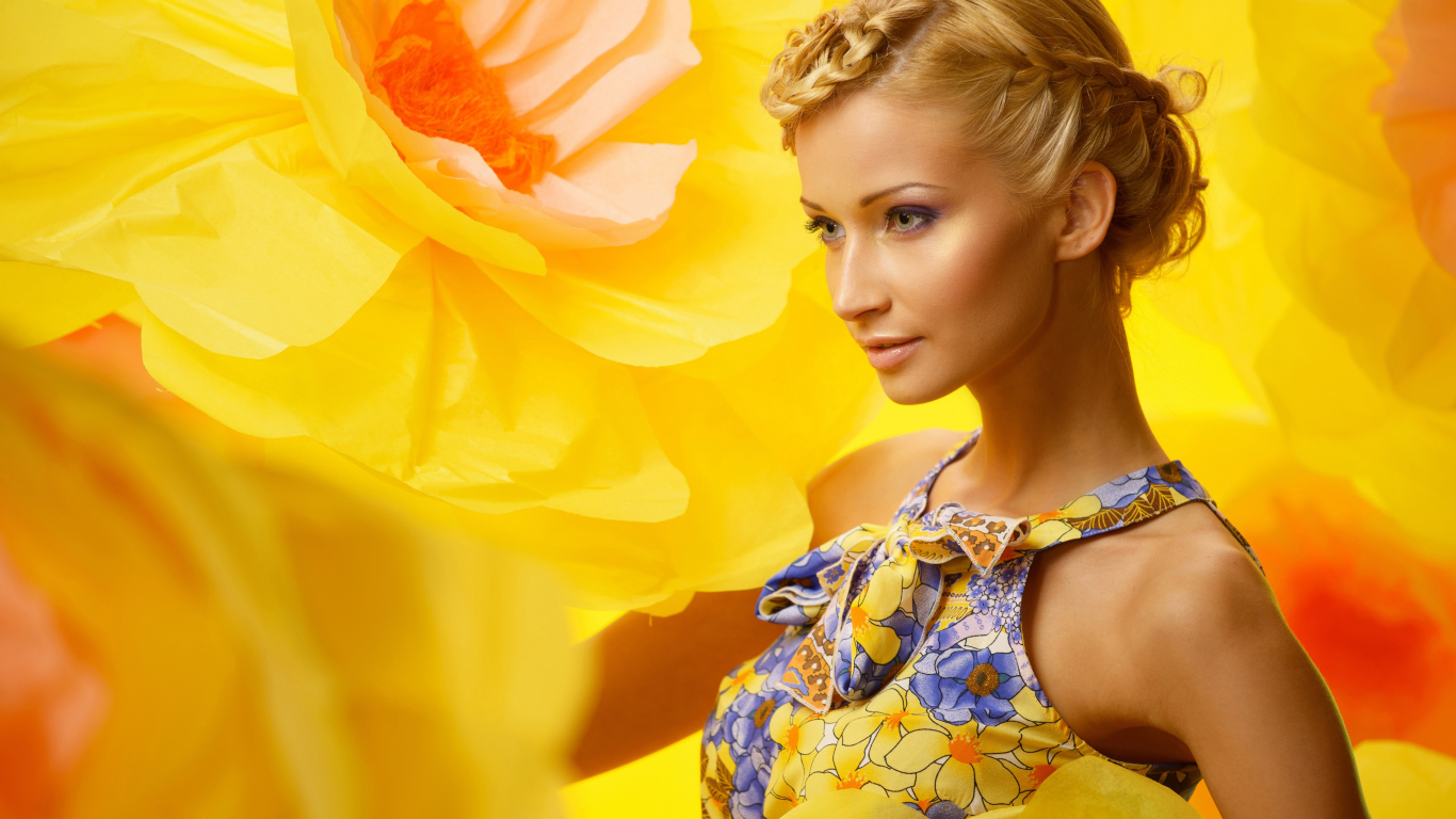 Красивая девушка блондинка на фоне желтого цветка