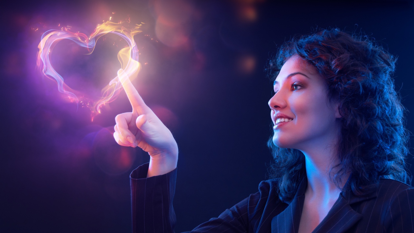 Красивая девушка рисует огненное сердце