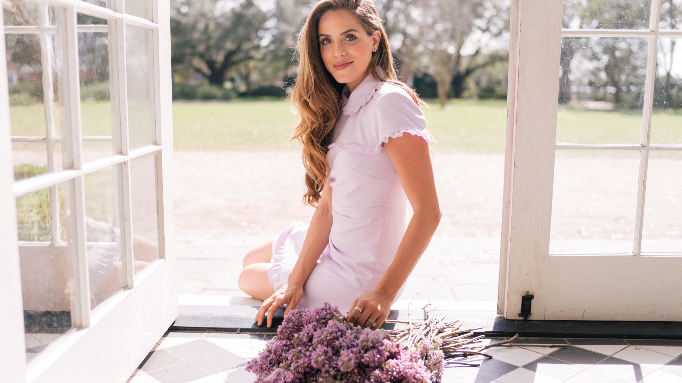 Красивая девушка в платье с букетом сирени