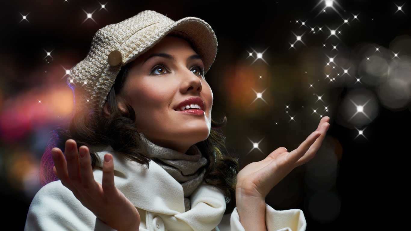 Красивая девушка в белой кепке