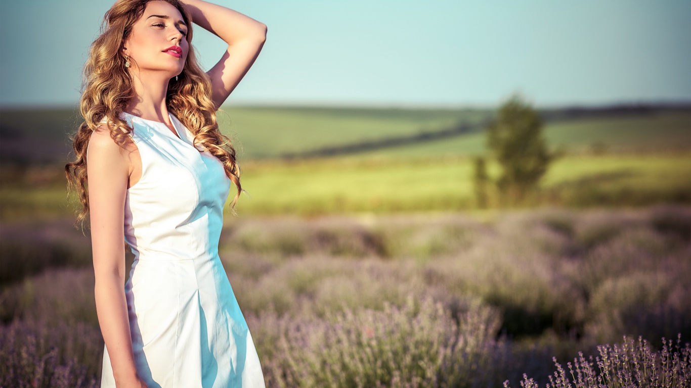 Красивая девушка в белом платье на лавандовом поле