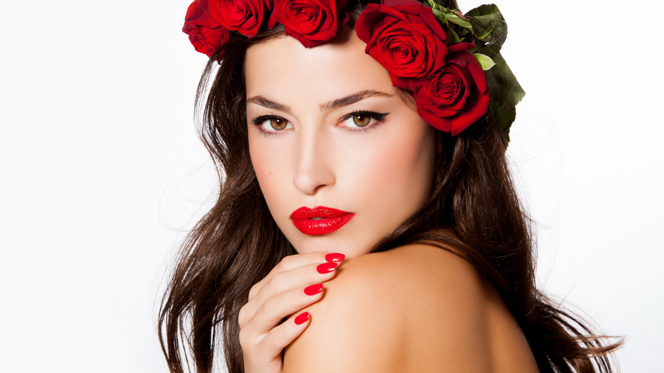 Красивая девушка с красными губами с венком из роз на голове