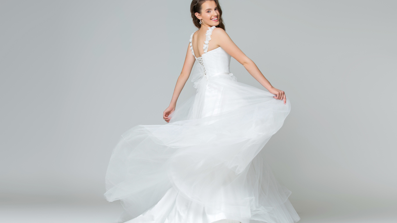 Красивая радостная девушка в белом свадебность платье